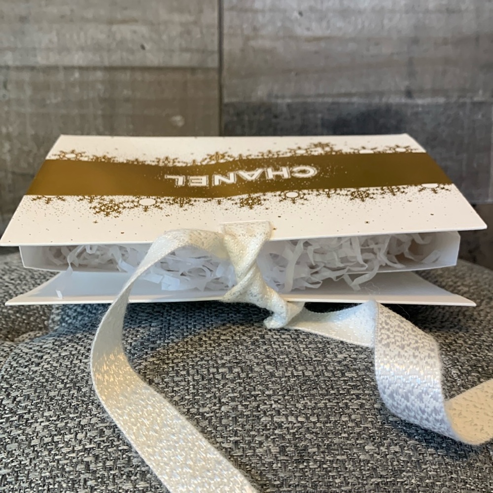 Chanel Gift Bag with filling - Picture 10 of 16